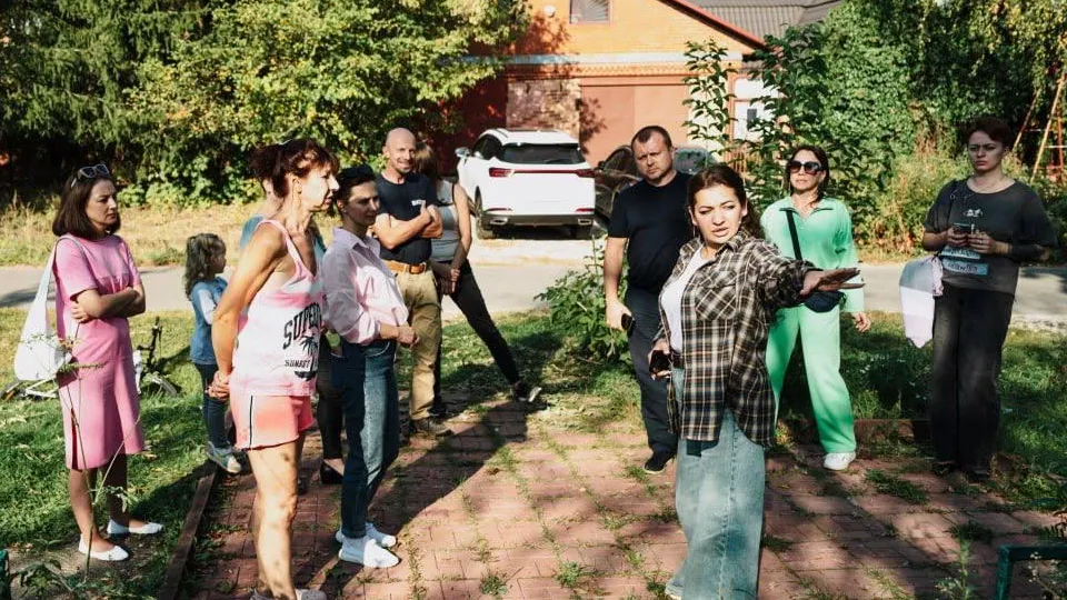 Замглавы Лосино-Петровского Вера Алексеева (справа) на встрече с жителями деревни Мизиново Фото: t.me/VeraAlekseevaLosPet