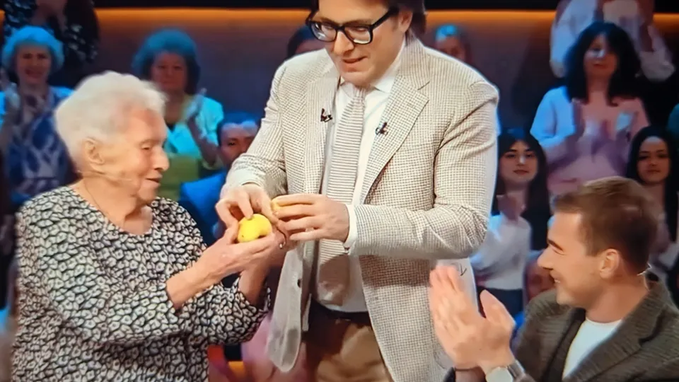 Кадр из видео телепрограммы «Песни от всей души»