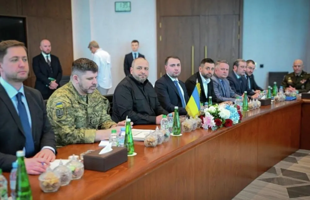 Украинская делегация участвует во втором раунде переговоров в Абу-Даби. Второй слева: начальник Генерального штаба ВС Украины Андрей Гангов, третий слева: секретарь Совета национальной безопасности и обороны (СНБО) Украины Рустем Умеров, четвертый слева: глава офиса Владимира Зеленского Кирилл Буданов, пятый слева: руководитель фракции «Слуга народа» Давид Арахамия, шестой слева: первый заместитель руководителя офиса Владимира Зеленского Сергей Кислица