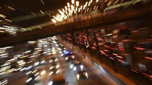 Загоревшийся на МКАД автомобиль эвакуировали