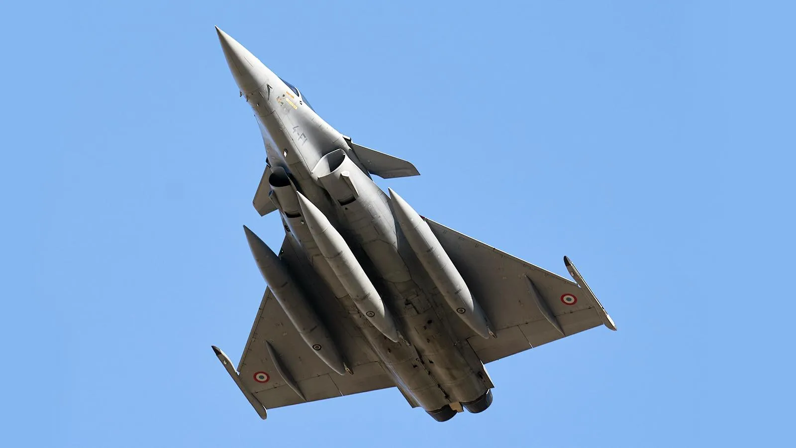 Самолет французской армии Dassault Rafale выполняет боевые воздушные маневры в окрестностях авиабазы Лос-Льянос, 22 февраля 2022 года. A. Paris Mega