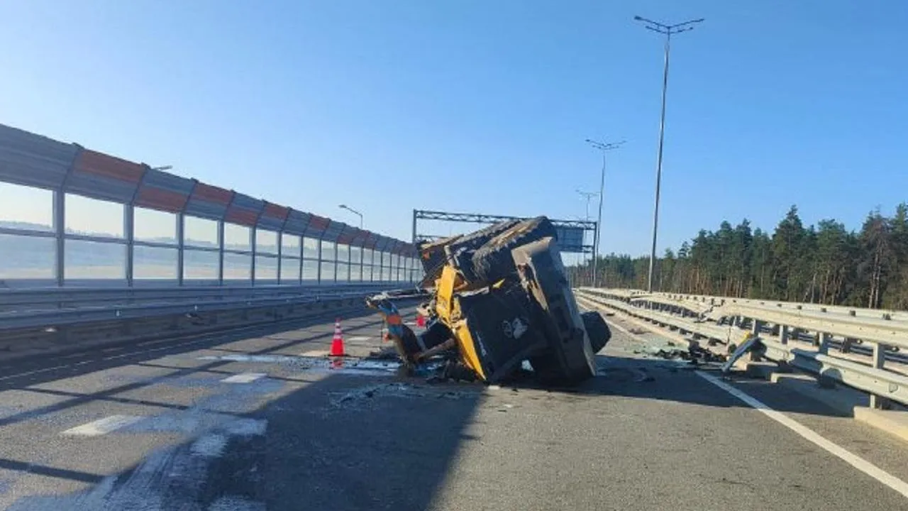 Водитель погрузчика погиб в результате аварии на ЦКАД в Подмосковье