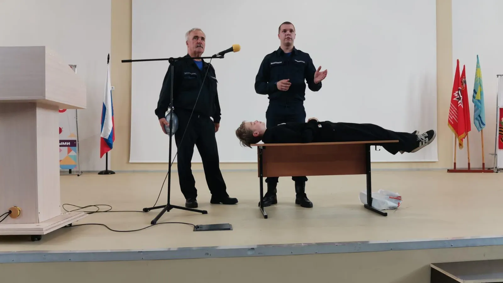 Учащихся старших классов одной из школ Озер обучили оказанию первой помощи