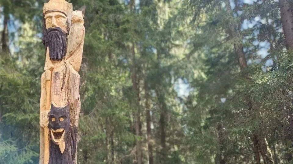 Фото: t.me/oleg_egorov_chg. Одна из первых деревянных скульптур.