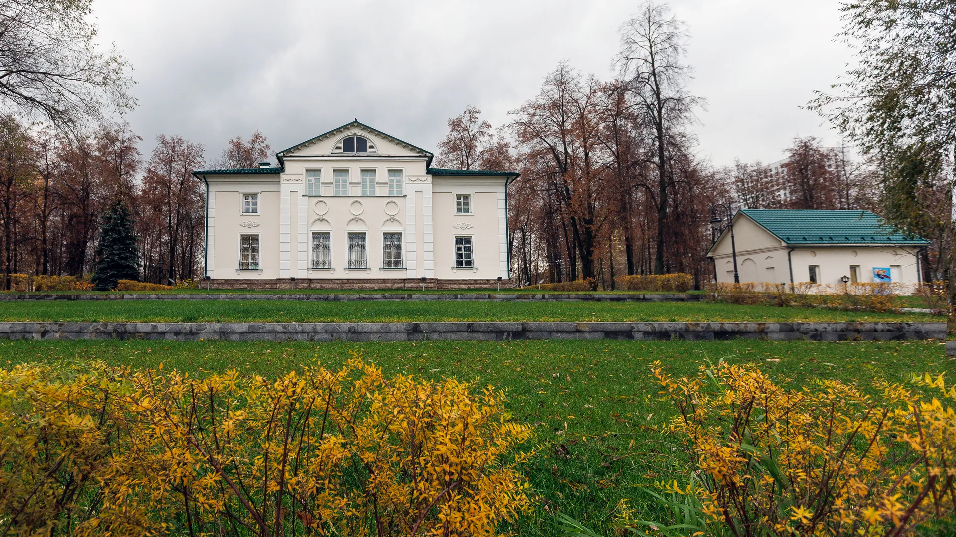 Суд конфисковал у семьи бывшего налоговика в Ростовской области активы на 100 млн