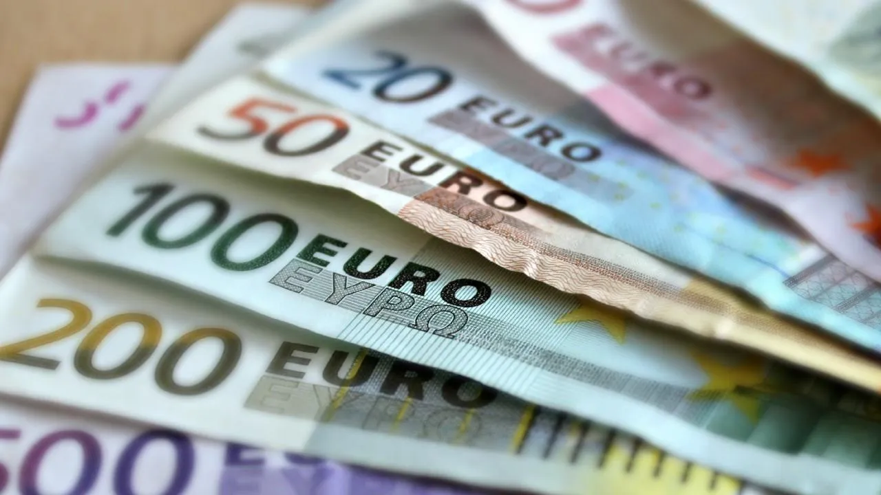 Официальный курс евро превысил 102 рубля