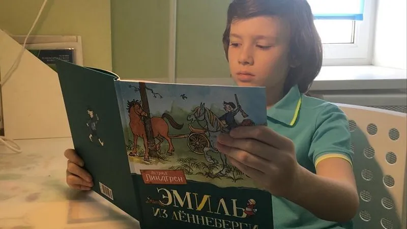 Школьник из Домодедово читает по телефону книжки слепой девочке с Урала