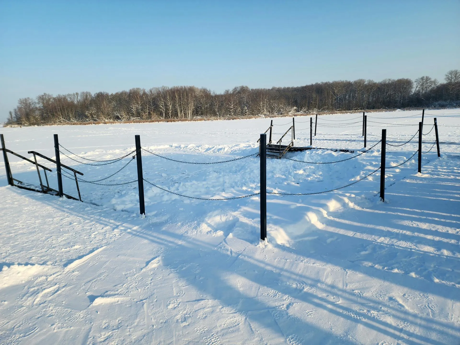 Площадку на озере Сенеж подготавливают к празднику Фото: МедиаБанк Подмосковья/Юлия Унрау
