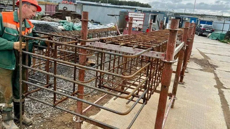В Истре на станции Дедовск начали строить надземный пешеходный переход по новому стандарту