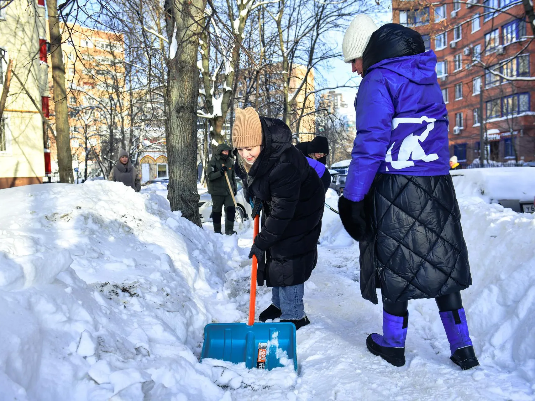 Совместный труд на благо города: к коммунальной уборке в Химках подключились партийные депутаты и местные жители