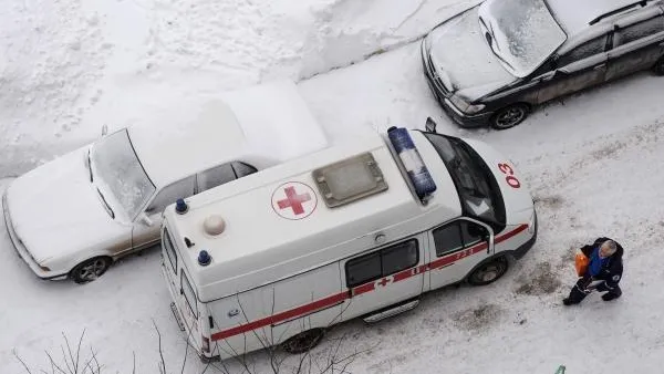 В Ленобласти мужчина удерживал силой врачей скорой помощи
