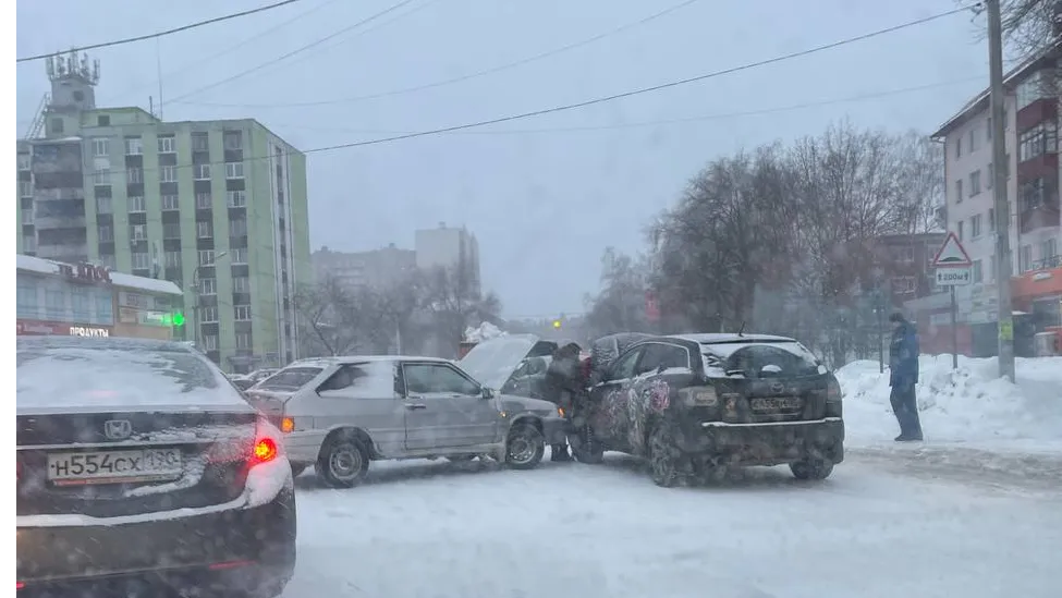 В обильный снегопад в Люберцах водителей призывают к осторожности: возможны ДТП и пробки