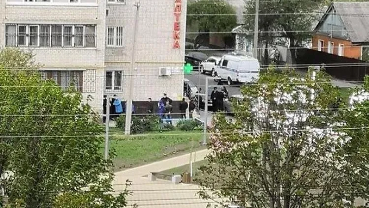 В Майкопе ребенок выпал из окна