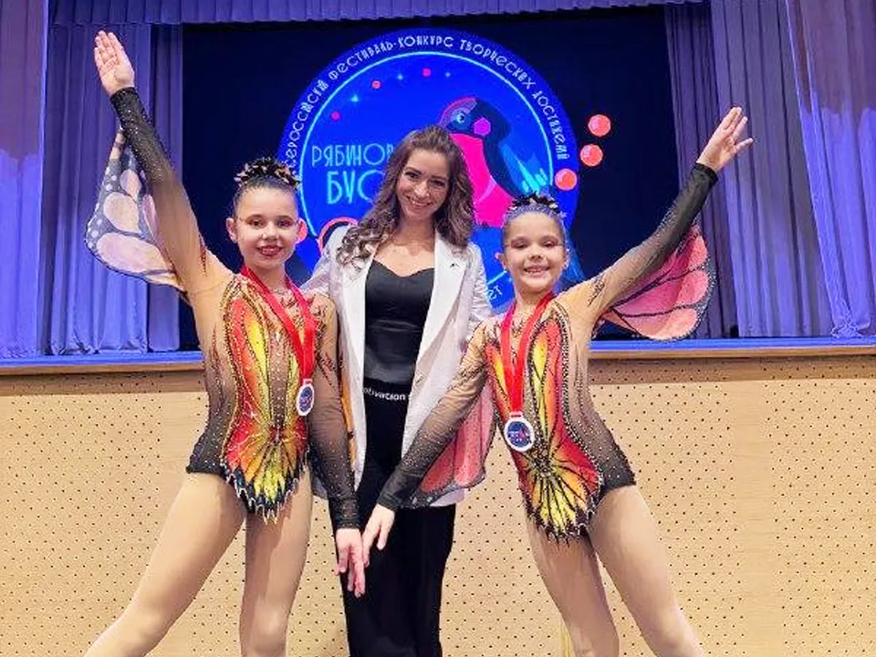 Тренер, гимнастка Евгения Нуянзина (в центре). Фото: ДК Октябрь