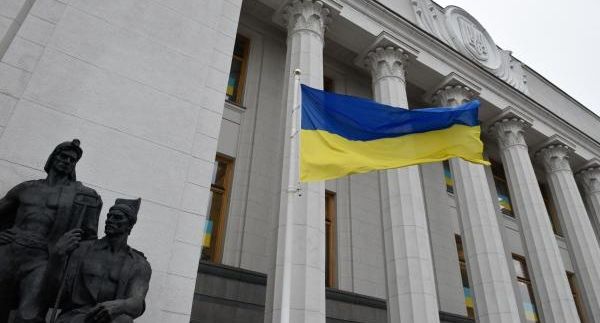 Экс-депутат Мосийчук: правительство Украины планирует побег на запад страны