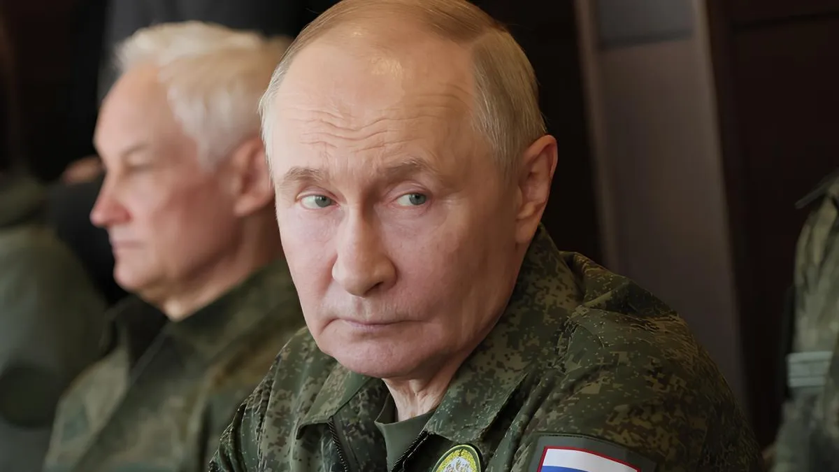 Президент Владимир Путин и министр обороны Андрей Белоусов (на втором плане) в командном пункте во время совместного стратегического учения России и Белоруссии «Запад-2025» в Нижегородской области. Михаил Метцель