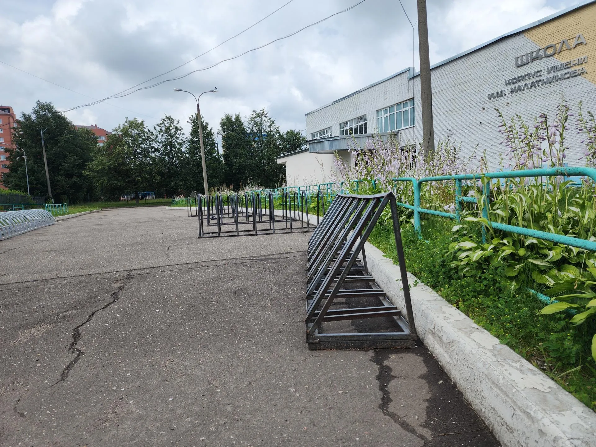 Парковка в Черноголовской школе. Фото: Иван Петрушин