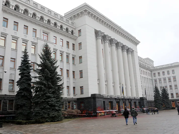 Украинские чиновники уходят, чтобы не нести ответственность за ситуацию в стране – мнение политолога