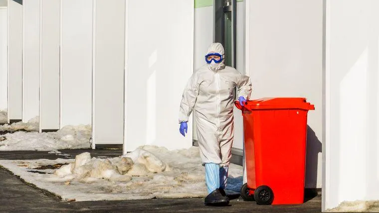 В Сургуте возле медицинского центра нашли опасную свалку медицинского мусора