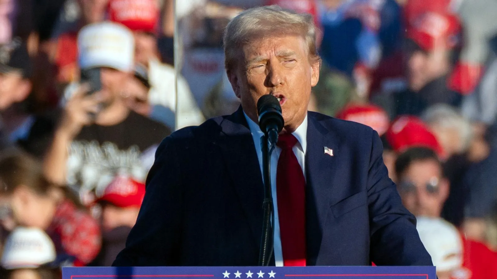 Дональд Трамп на предвыборном митинге, октябрь 2024 год. Jen Golbeck