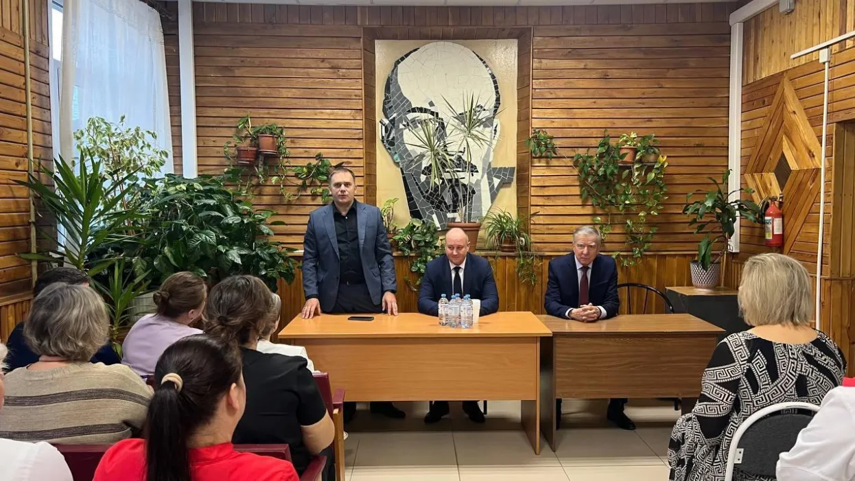 Николая Гонтюрева (крайний слева) представили коллективу стоматологической поликлиники.  Фото: пресс-служба адмиистрации г.о. Егорьевск