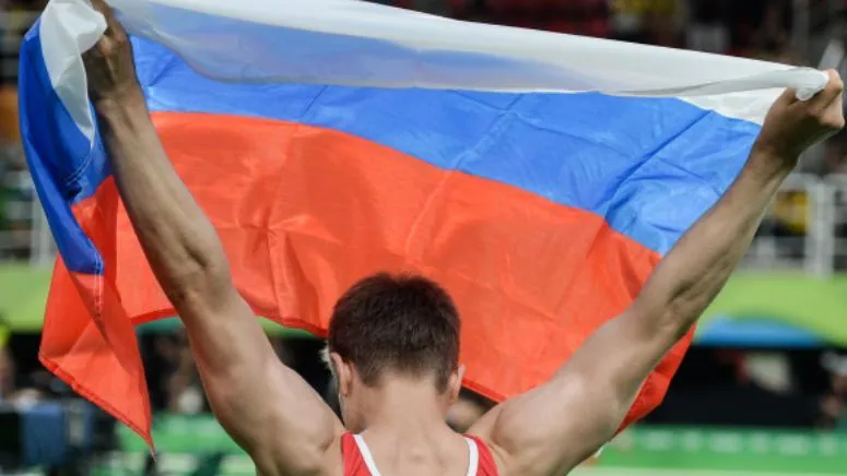 Неизвестные сорвали российские флаги в Рио и связали их в узел