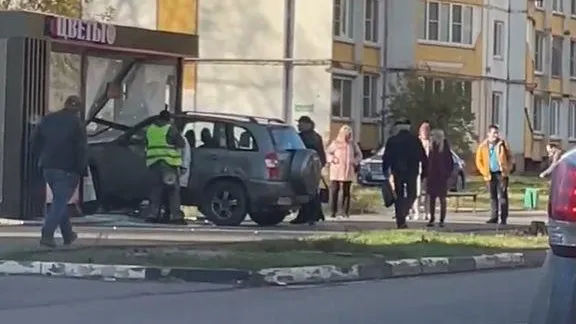 Внедорожник разрушил цветочный ларек в Электростали