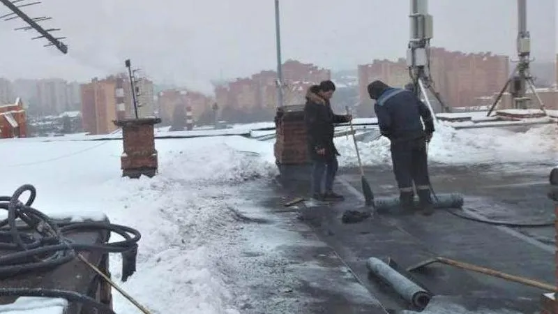 Жильцам высотки в Щелкове помогли остановить зимнюю течь с крыши