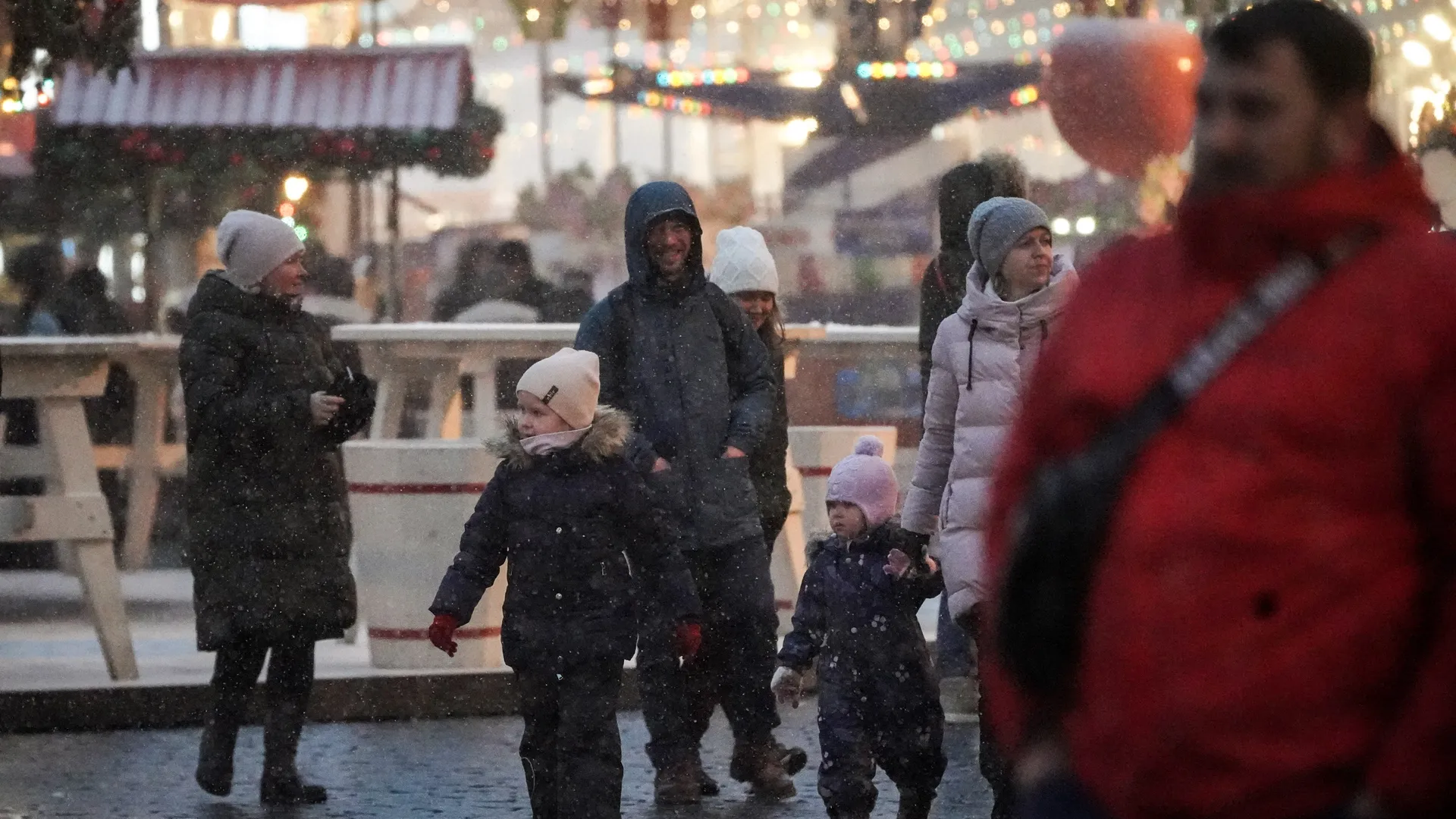 То дождь, то мороз: терапевт рассказал, кто в зоне риска при погодных качелях