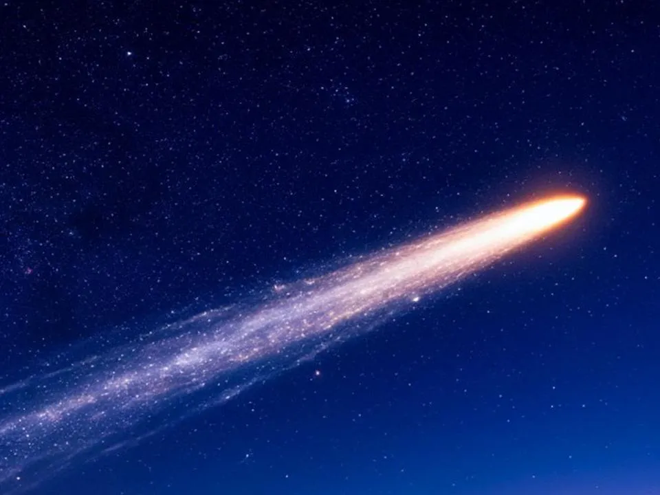 «Метеорит» в небе над Москвой оставил яркий огненный след — что это было на самом деле