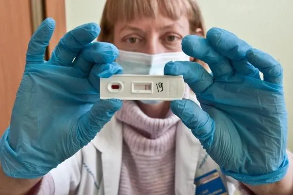 Медицинский работник демонстрирует экспресс-тест на ВИЧ-инфекцию