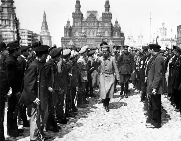 Смотр войск Всевобуча, Красная площадь, 25 мая 1919 года. В центре — член Высшего военного совета РСФСР Эфраим Маркович Склянский