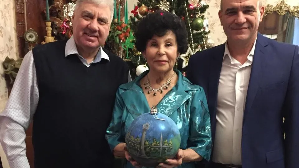 Начальник Управления делами администрации Краснознаменска Александр Кондраштин (крайний слева), почетный гражданин Краснознаменска Тамара Титова, глава Краснознаменска Владимир Пирогов (крайний справа). Фото: администрация Краснознаменска