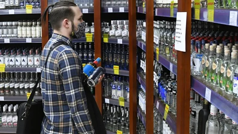 Градус ниже, возраст выше: нужно ли узаконить запрет на продажу алкоголя лицам до 21 года?