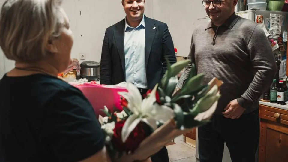 Глава городского округа Сергей Джеглав (справа) и депутат Госдумы Александр Толмачев (слева) на встрече с семьей бойца СВО Фото: Руслан Изотов