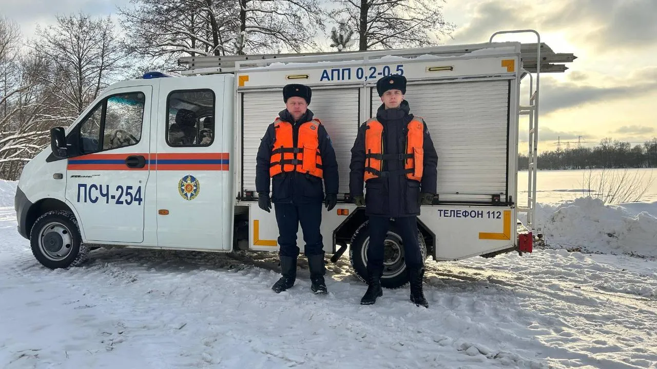 Спасатели Подмосковья предупредили жителей об опасностях на льду в условиях обильных снегопадов