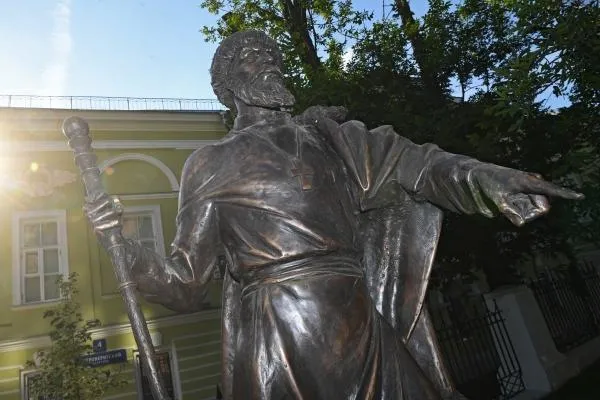 Памятник Великому князю Московскому и всея Руси Ивану IV скульптора Василия Селиванова, установленный на «Аллее правителей» в Петроверигском переулке Москвы.