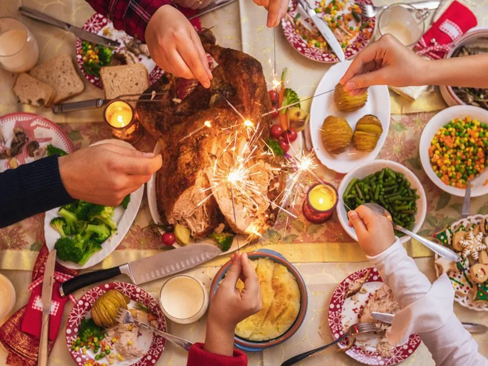 Праздник без последствий: что спасет от тяжести и боли в животе после новогоднего застолья