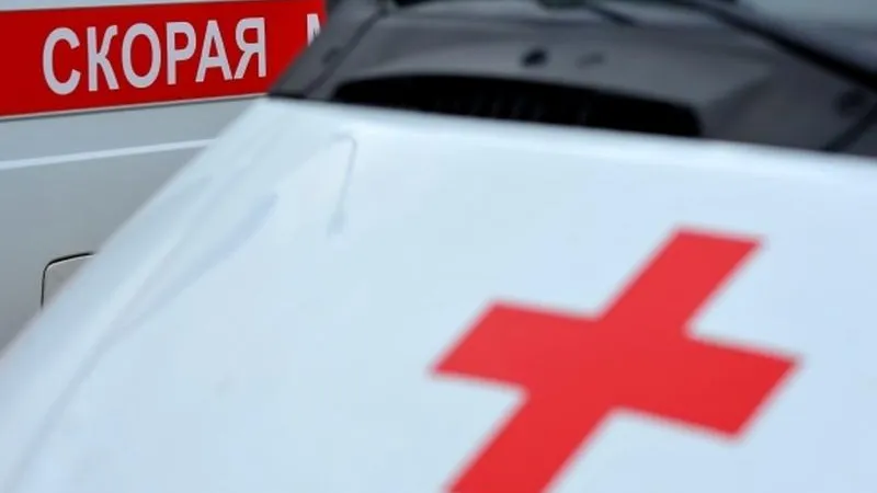 Рекламная вывеска рухнула на женщину в столице