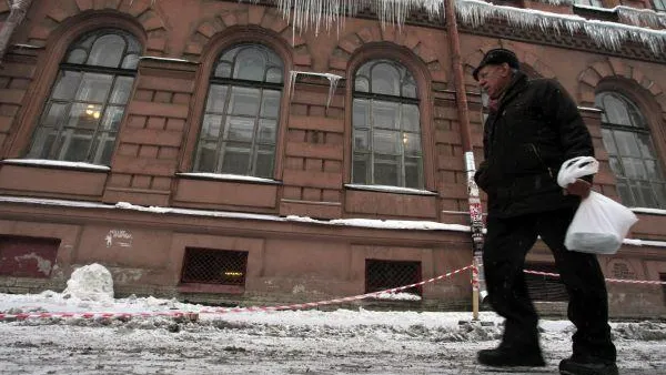 В Петербурге жильцов одного из домов «защитили» от падения сосулек ограничительной лентой