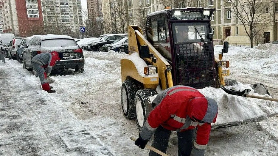 Коммунальщики расчищают общественные территории Подмосковья от снега