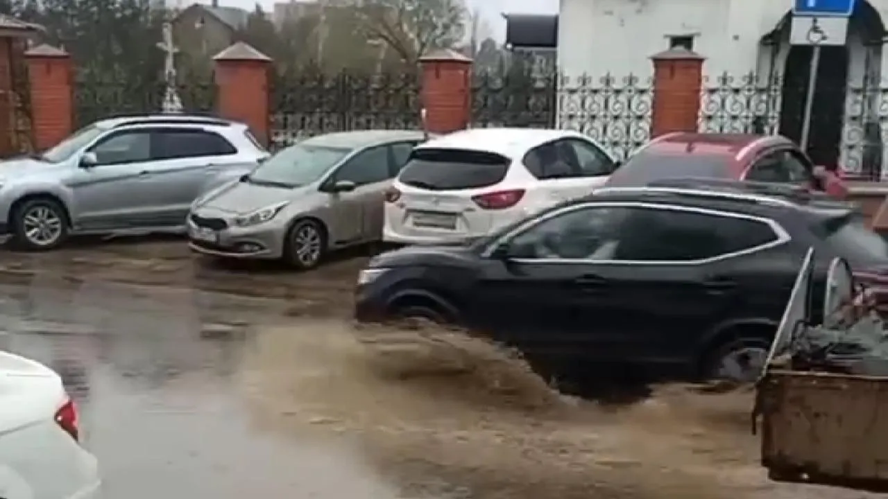На дорогах Подмосковья активно устраняют подтопления