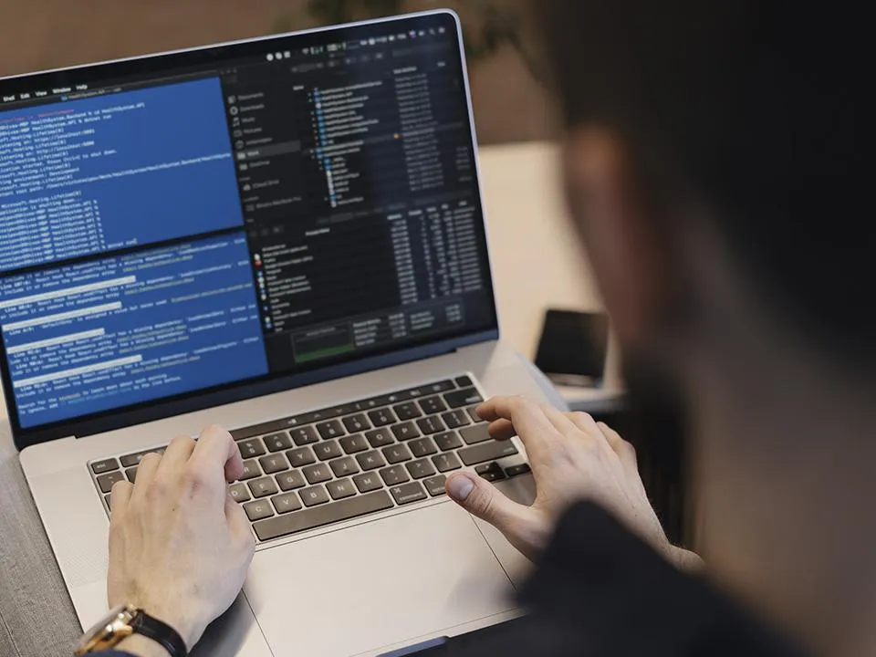 «Важно уметь отвлекаться на семью»: названы главные страхи программистов