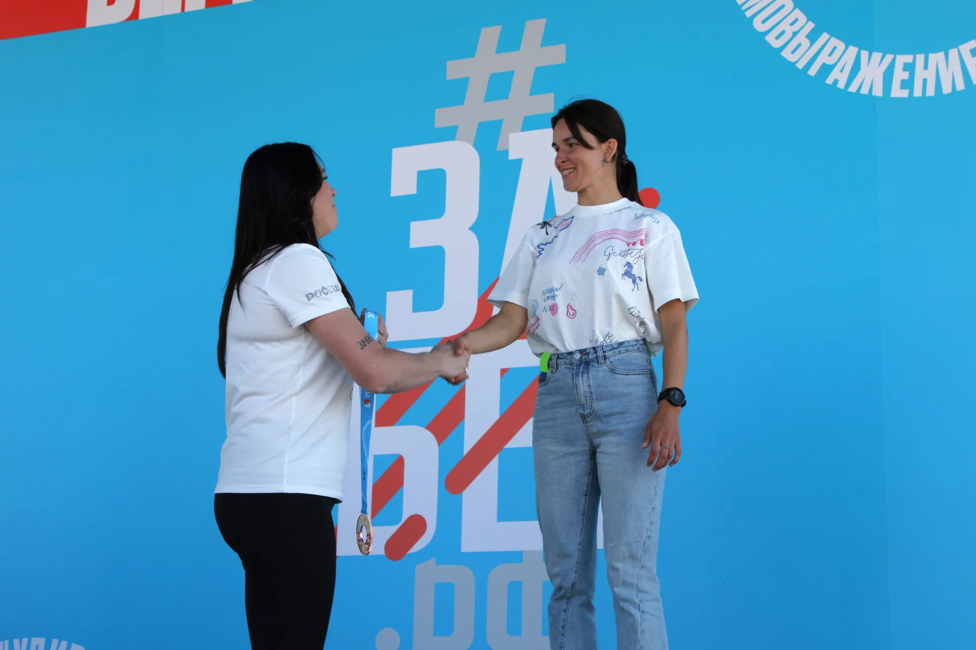 Екатерина Лобышева и Светлана Савич (слева и справа соответственно)