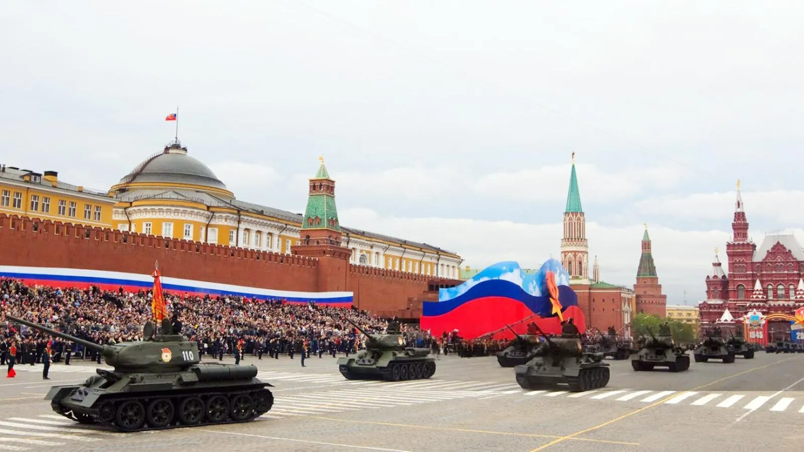 Танки Т-34 на генеральной репетиции парада Победы на Красной площади. Михаил Фомичев