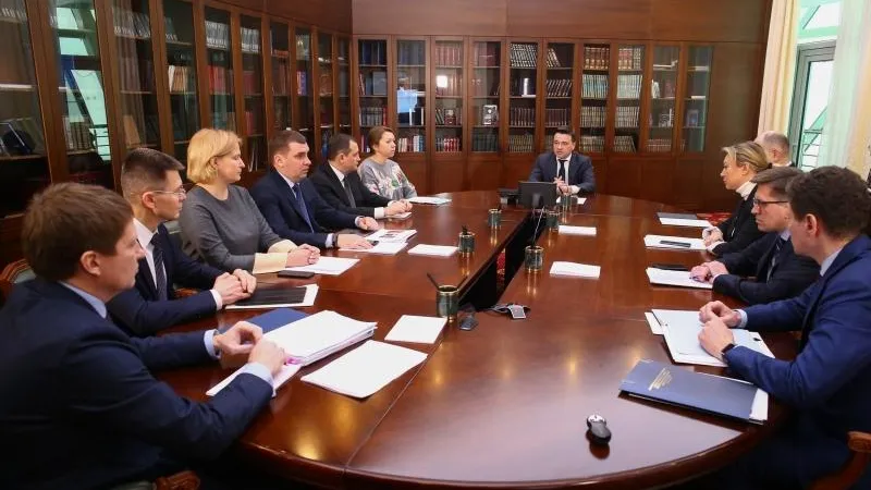 Инвестиции, безопасность на дорогах и мусор. Губернатор провел совещание с зампредами правительства