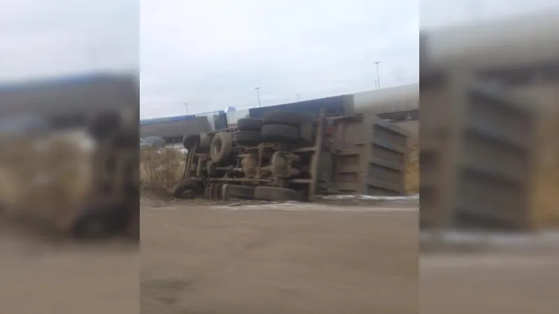 Самосвал перевернулся под Солнечногорском