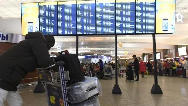 Более 10 рейсов задержали и отменили в столичных аэропортах