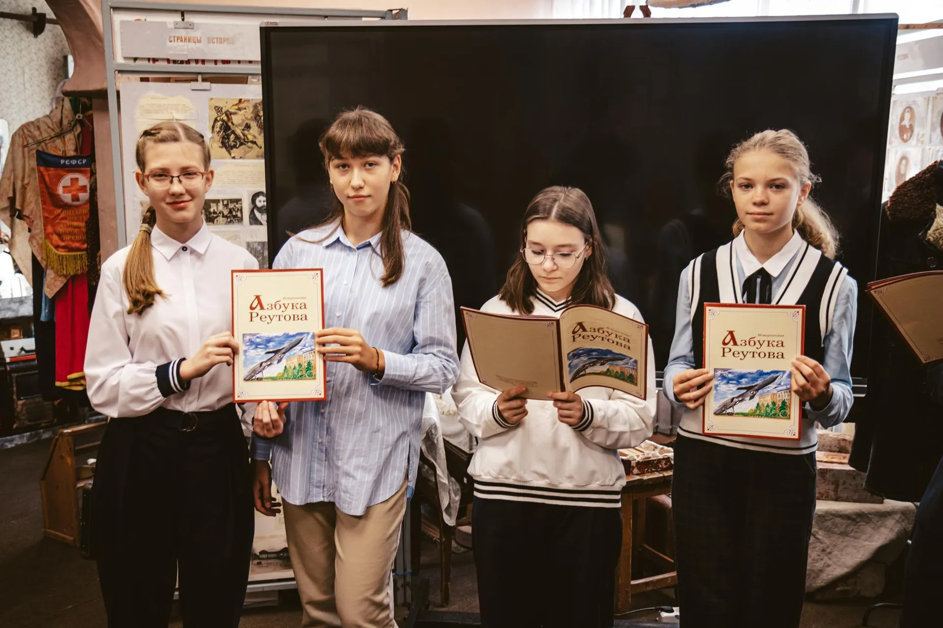 Слева направо: 7 "Г", Анастасия Гераськина, Юлия Милова, Анна Мозерова, Анна Старкова.