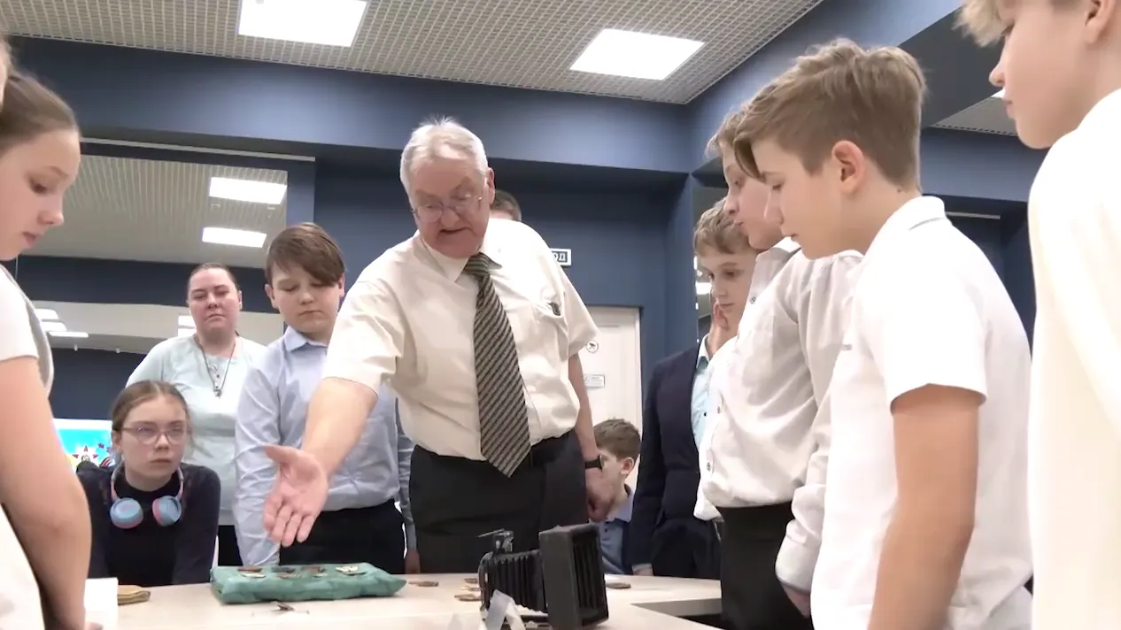 Пушкинским школьникам показали уникальную коллекцию артефактов, связанных с ВОВ
